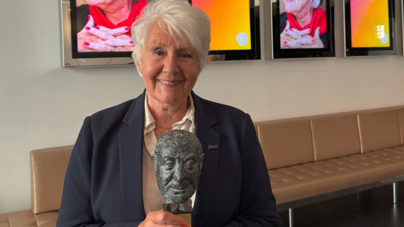 Anne Wil Blankers met de Johan Kaart prijs